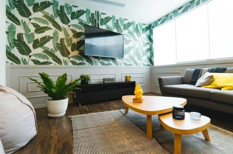 The Ultimate Guide to Decorating with Wallpaper: Trends, Tips, and Tricks from Homes & Gardens