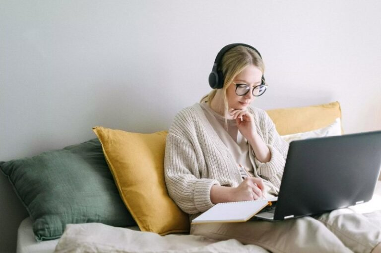 Digital Detox: Reconnecting with the Real World in a Hyperconnected Age
