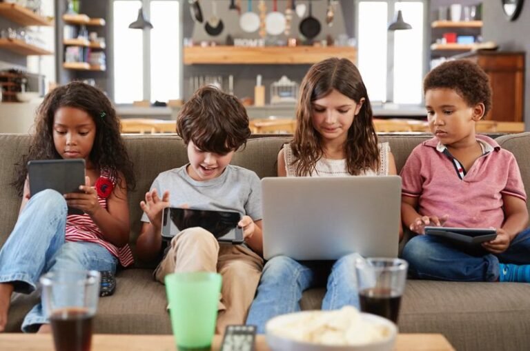Gadget Addiction: Balancing Screen Time for a Healthier Lifestyle