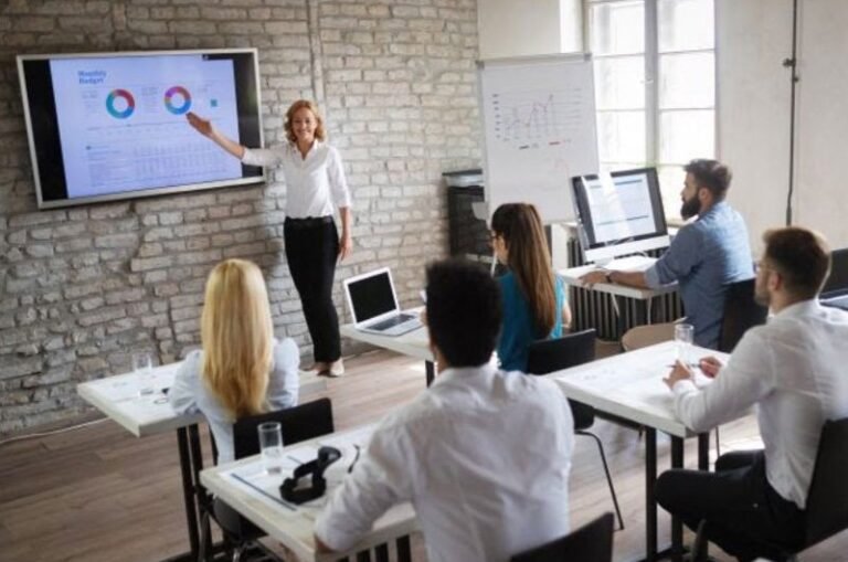 The Role of Technology in Modern Classrooms: Enhancing Learning Experiences